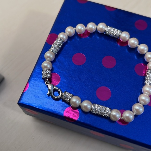 NIB: Pearl and Rhinestone Bracelet - Picture 2 of 2